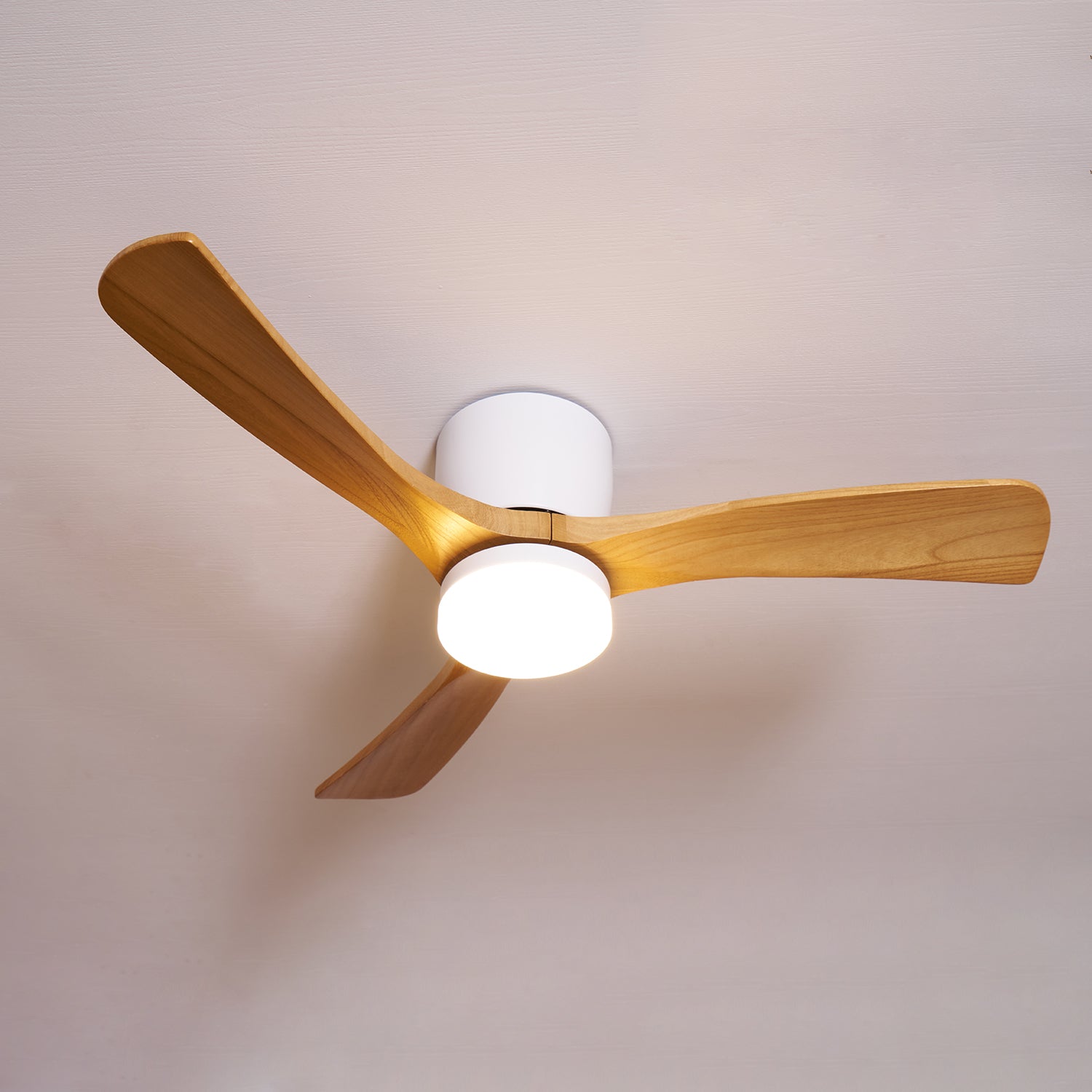 Ventilateur de plafond lumineux lames bois naturel design nordique silencieux économe chambre salon moderne | Koossa