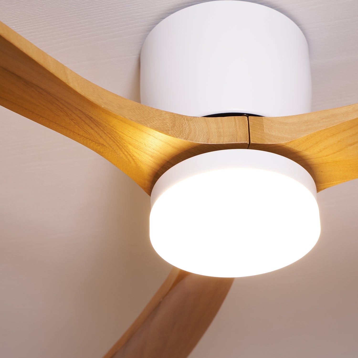 Ventilateur de plafond lumineux lames bois naturel design nordique silencieux économe chambre salon moderne | Koossa