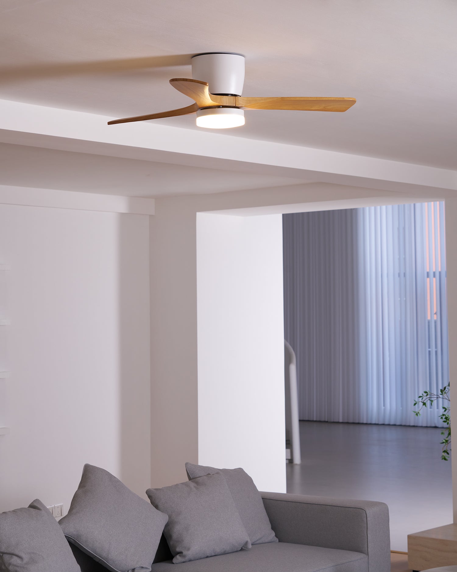 Ventilateur de plafond lumineux lames bois naturel design nordique silencieux économe chambre salon moderne | Koossa