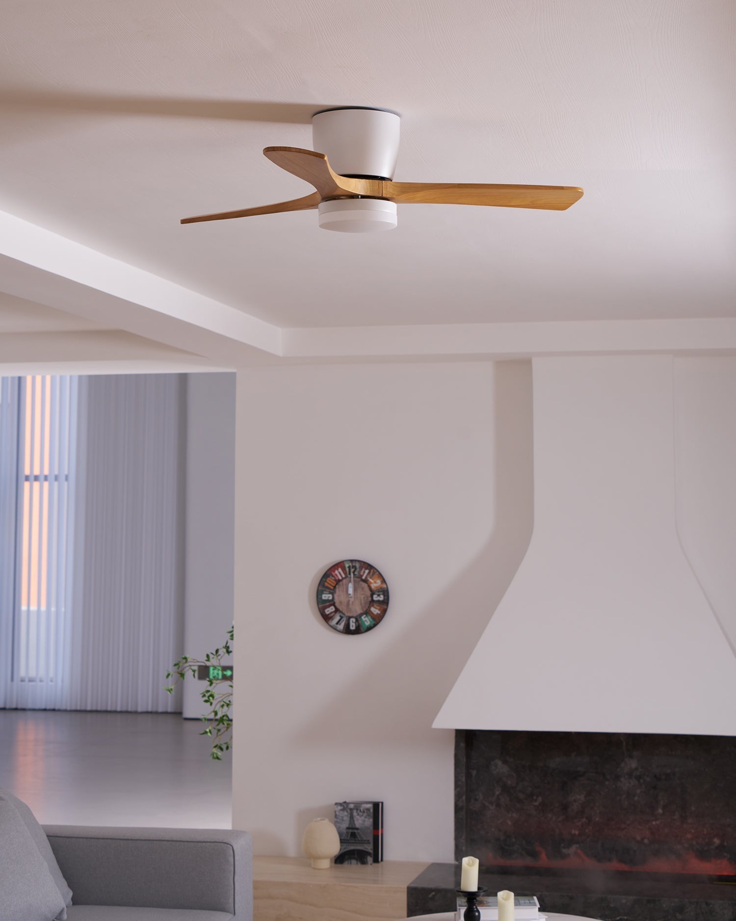 Ventilateur de plafond lumineux lames bois naturel design nordique silencieux économe chambre salon moderne | Koossa