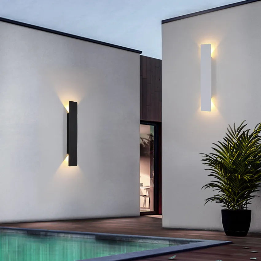 Applique murale extérieure LED aluminium double faisceau étanche IP65 finition épurée pour façade moderne | Koossa