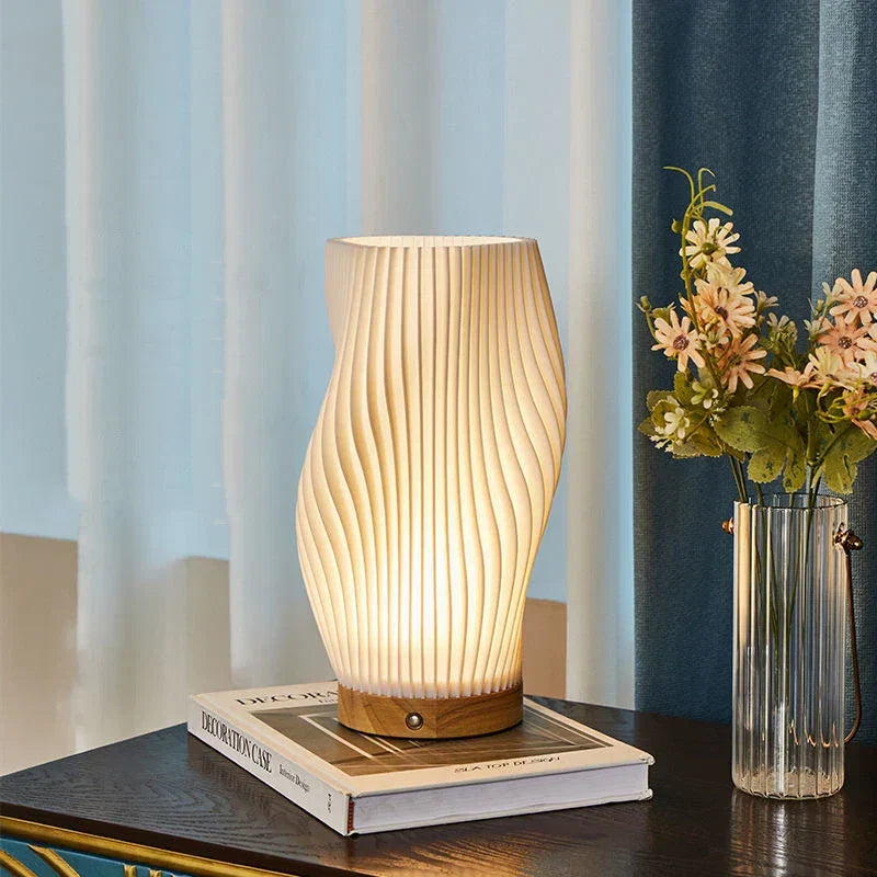 Lampe à poser en verre ondulé et fer dimmable E14 LED éclairage décoratif chambre salon design sculptural | Koossa