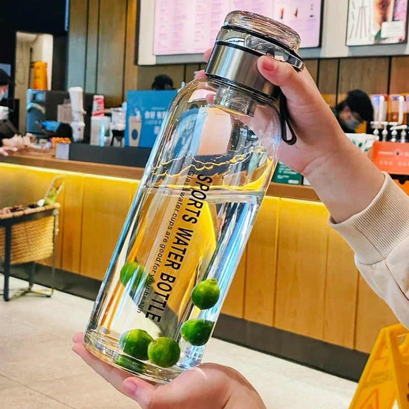Carafe transparente 2 litres pour eau jus et lait – Contenant polyvalent avec couvercle étanche cuisine | Koossa