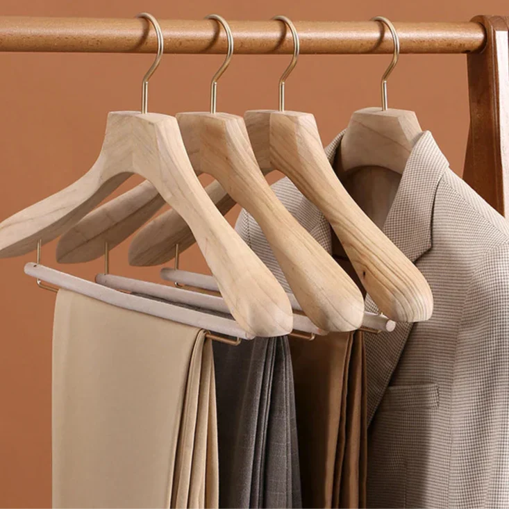 Cintre en bois massif épaules larges finition champagne organisateur garde-robe costume manteau veste | Koossa