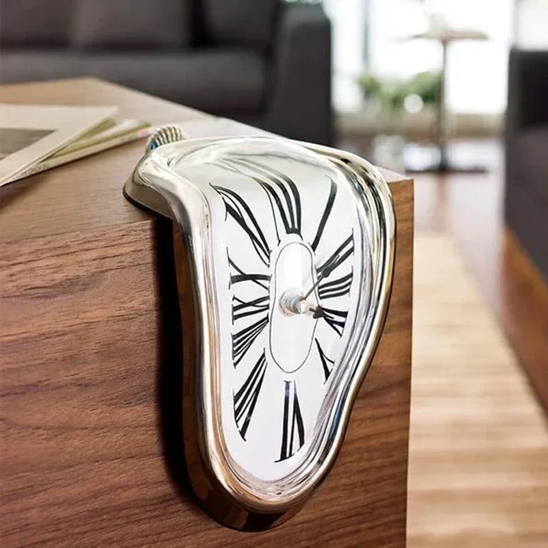 Horloge décorative à poser effet fondu chiffres romains 18×12×15 cm aluminium plastique argenté doré noir blanc | Koossa