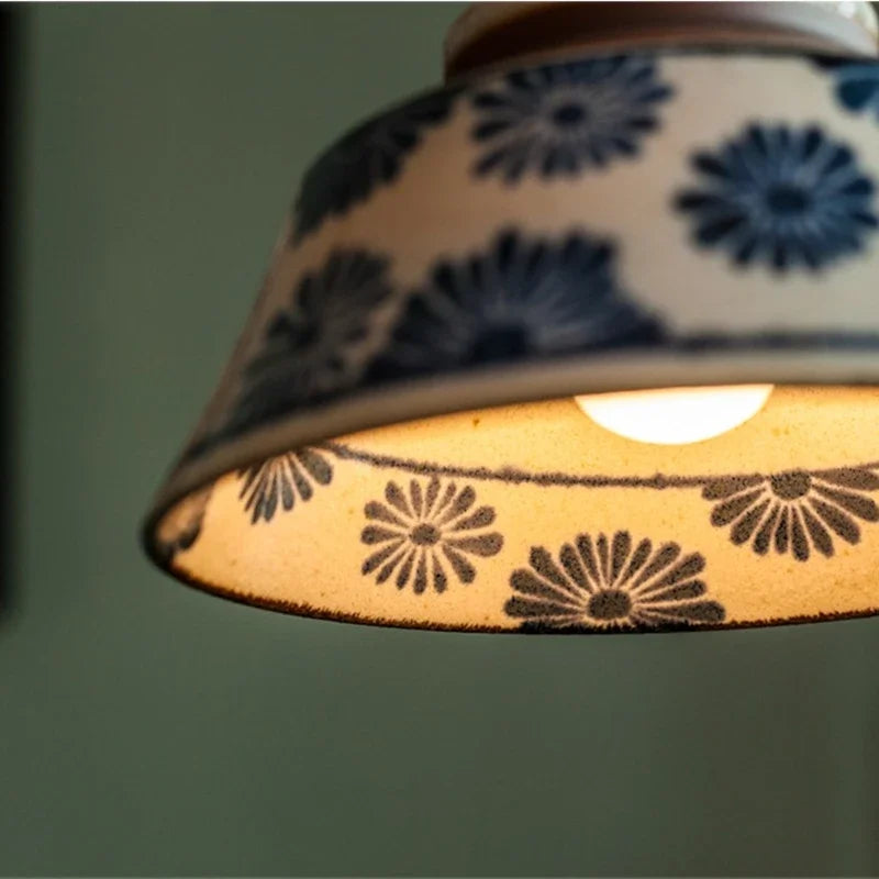 Suspension en céramique peinte à la main motif floral monture cuivre style nordique éclairage chaleureux | Koossa