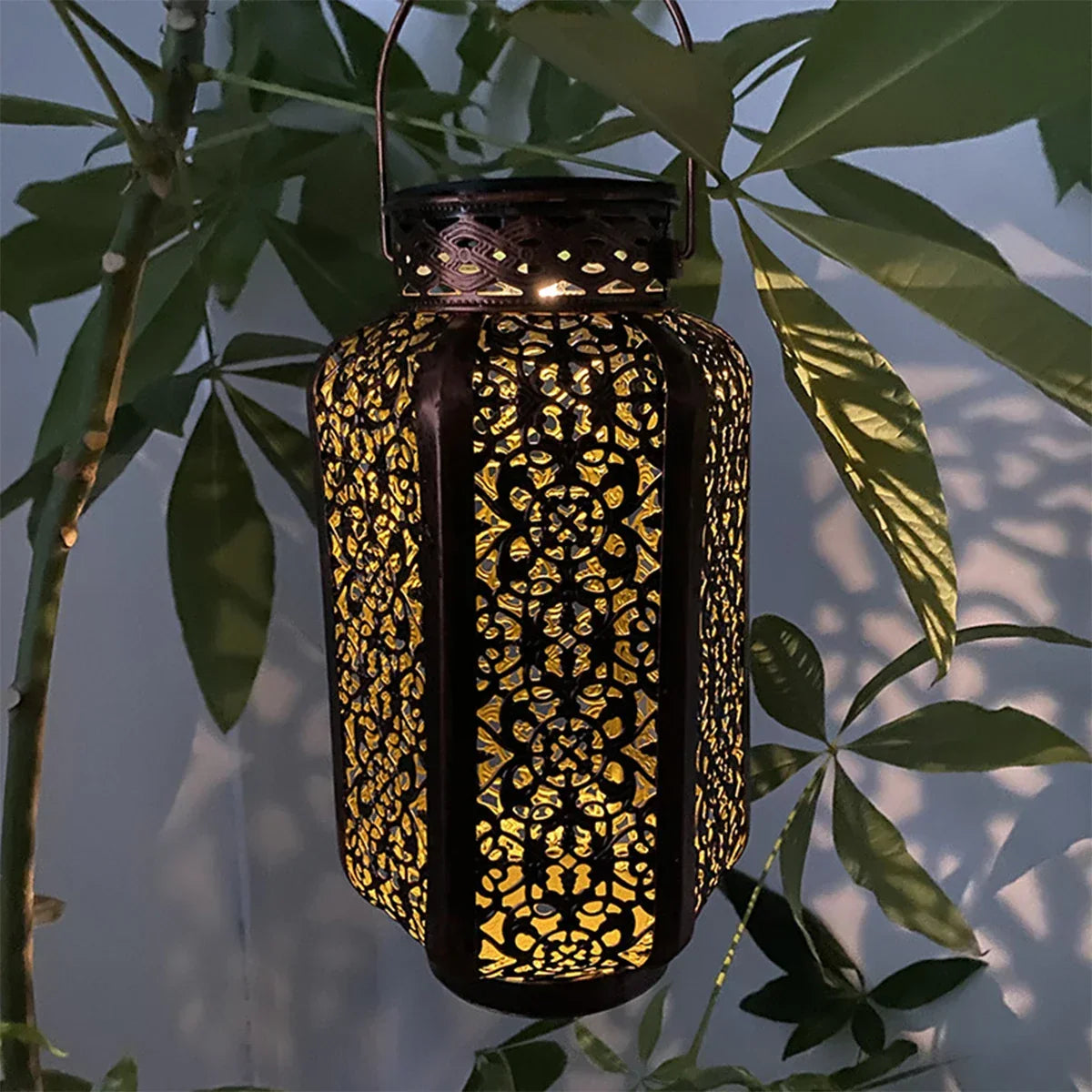 Lanterne solaire décorative en fer couleur cuivre motif oriental pour jardin terrasse balcon autonomie 8–10 h | Koossa