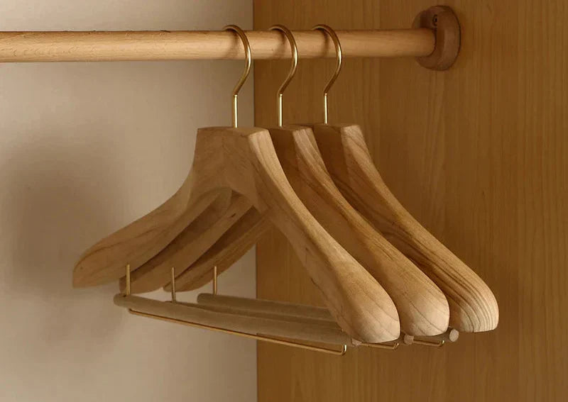 Cintres en Bois de Camphre à Épaule Large Set de 2 Pièces pour Vestiaire Organisé Veste Costume Élégant | Koossa