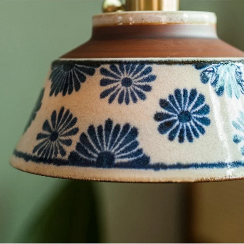 Suspension en céramique peinte à la main motif floral monture cuivre style nordique éclairage chaleureux | Koossa