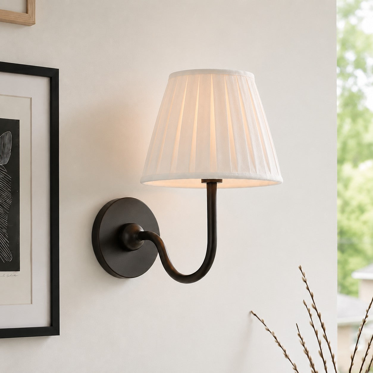 Applique murale élégante à abat-jour plissé en tissu – Éclairage classique et raffiné pour chambre et salon | Koossa