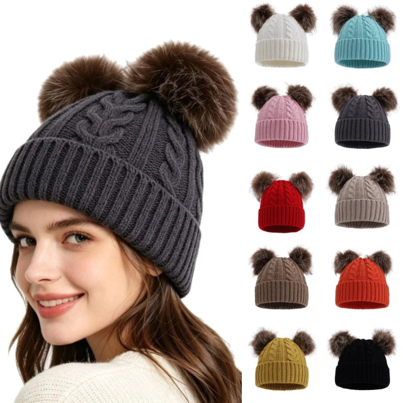 Damesmuts van kabelbrei met dubbele, zachte pompons, dikke, warme wintermuts met opgerolde rand, ideaal voor koud weer en dagelijks gebruik buitenshuis.