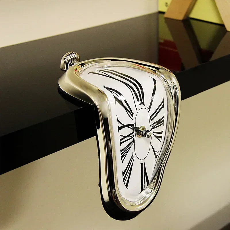 Horloge décorative à poser effet fondu chiffres romains 18×12×15 cm aluminium plastique argenté doré noir blanc | Koossa