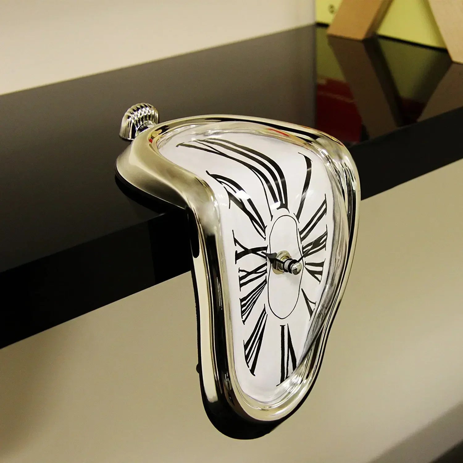 Horloge décorative à poser effet fondu chiffres romains 18×12×15 cm aluminium plastique argenté doré noir blanc | Koossa