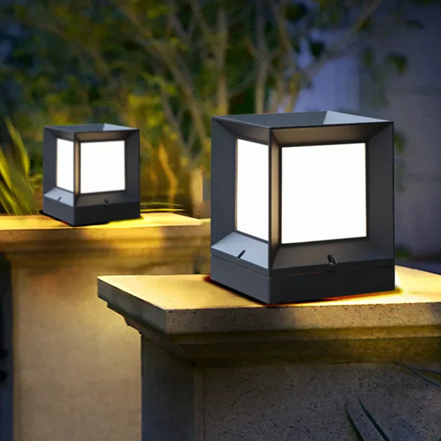 Borne lumineuse extérieure LED 12 W noire moderne pour allée portail jardin éclairage fonctionnel contemporain | Koossa