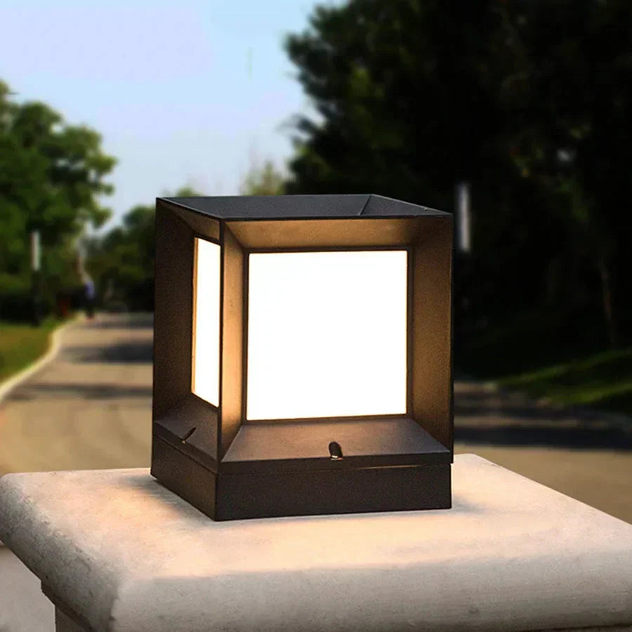 Borne lumineuse extérieure LED 12 W noire moderne pour allée portail jardin éclairage fonctionnel contemporain | Koossa