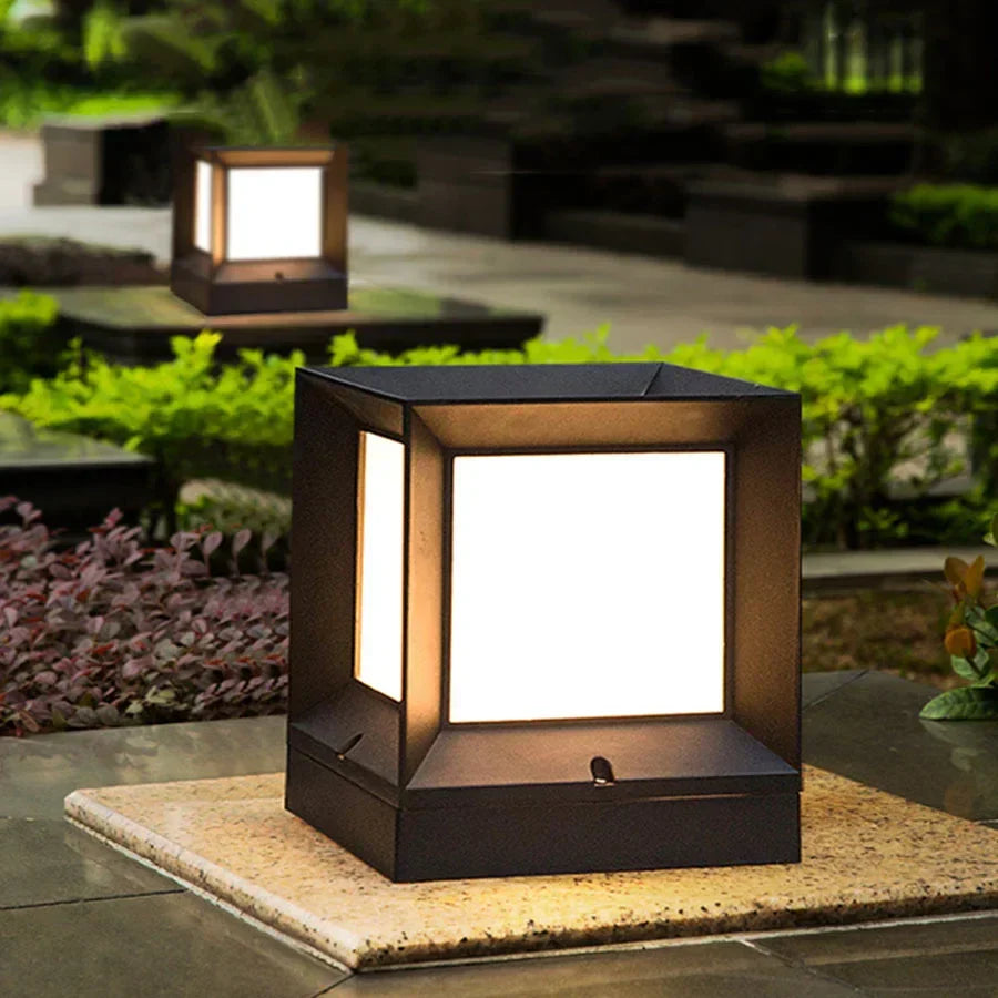 Borne lumineuse extérieure LED 12 W noire moderne pour allée portail jardin éclairage fonctionnel contemporain | Koossa
