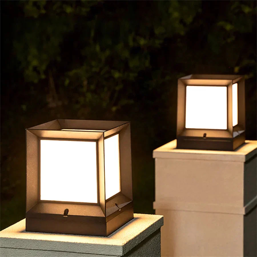 Borne lumineuse extérieure LED 12 W noire moderne pour allée portail jardin éclairage fonctionnel contemporain | Koossa