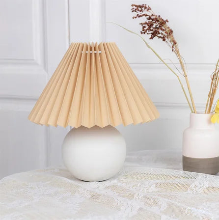 Lampe de chevet céramique abat-jour plissé E27 27 cm salon lumière tamisée ambiance rétro élégante design | Koossa