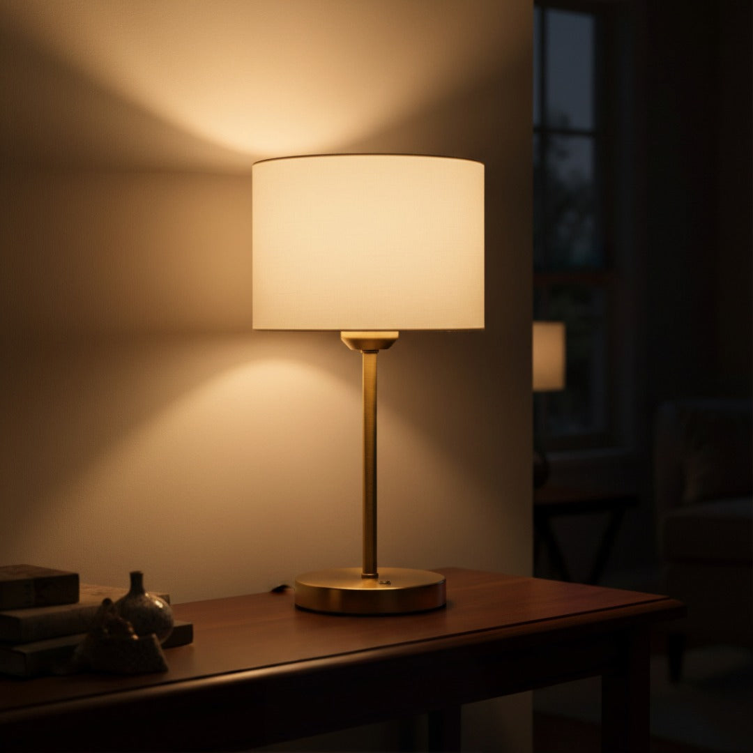 Lampe à poser moderne textile et métal doré pour bureau chambre salon ambiance chaleureuse élégante design E27 | Koossa