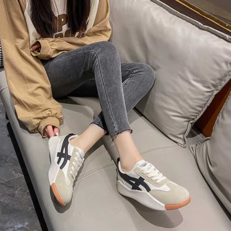 Women's Retro Chunky Trainers in Black and Blue – Sculpted Sole Lace-Up Sneakers for Everyday Comfort and Sporty Vintage Style | Koossa