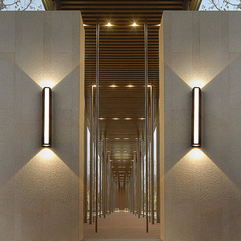 Applique murale LED extérieure étanche noire en aluminium IP65 pour terrasse jardin balcon moderne design | Koossa