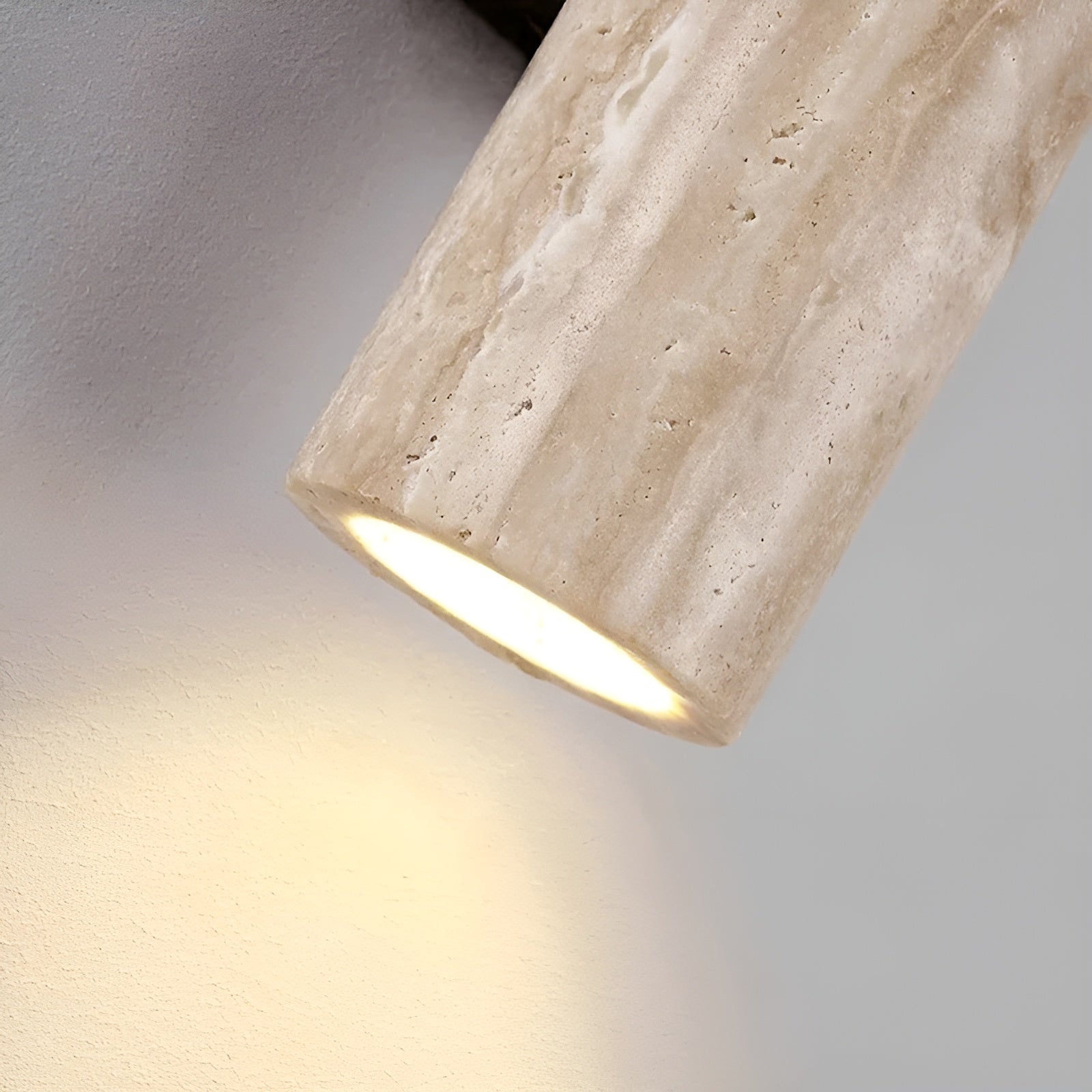 Applique murale en travertin naturel avec LED intégrée pour une ambiance chaleureuse et contemporaine élégante | Koossa