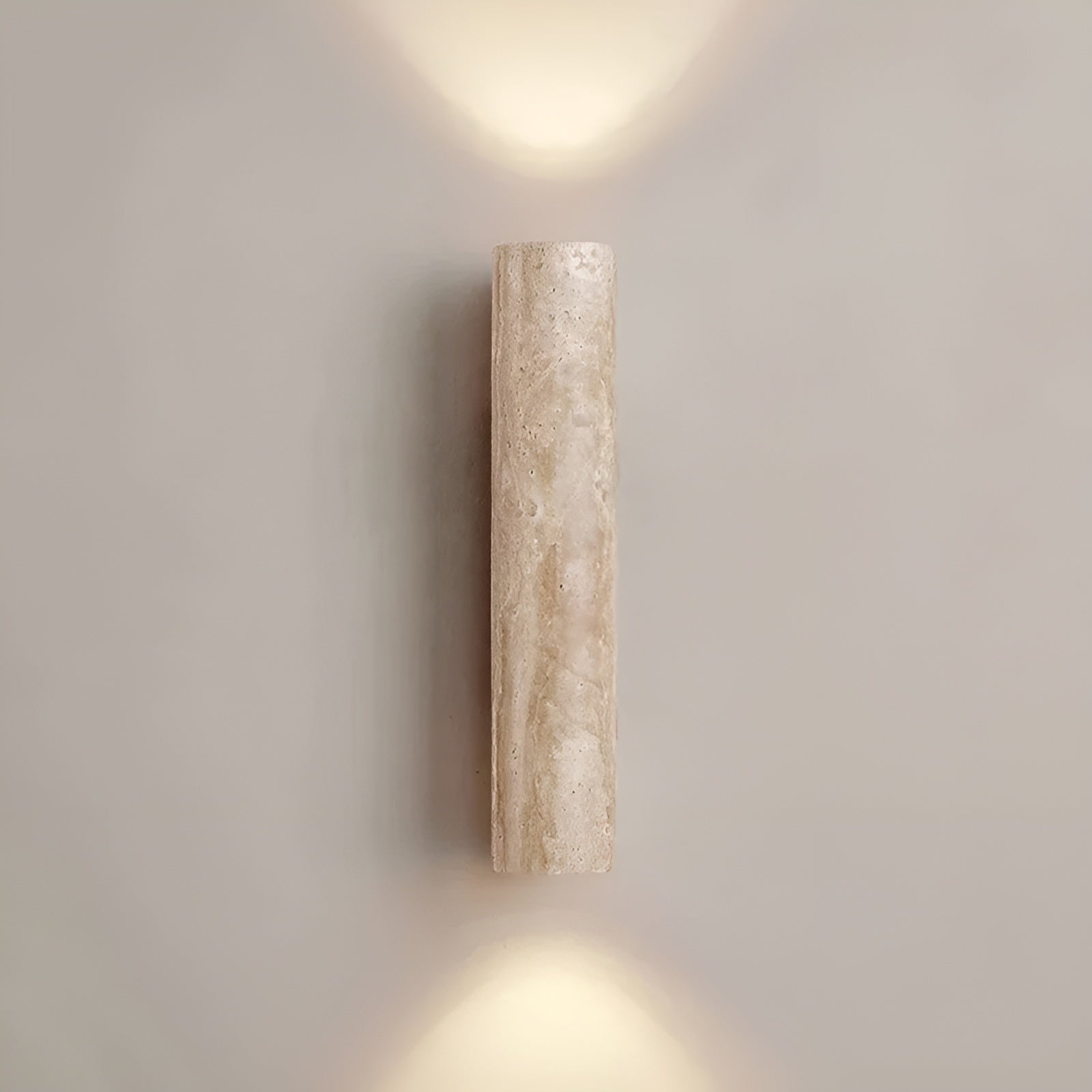 Applique murale en travertin naturel avec LED intégrée pour une ambiance chaleureuse et contemporaine élégante | Koossa