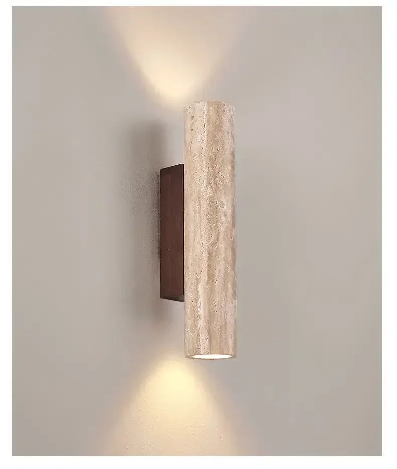 Applique murale en travertin naturel avec LED intégrée pour une ambiance chaleureuse et contemporaine élégante | Koossa