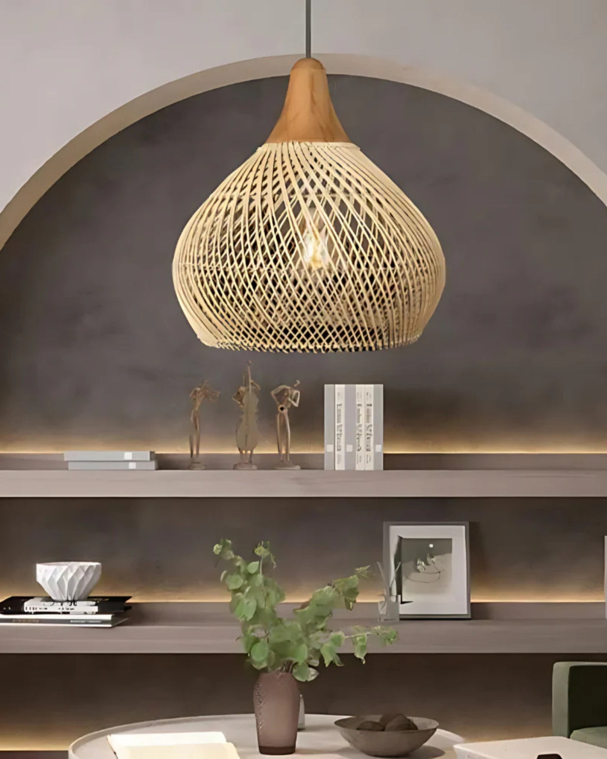 Suspension en rotin tressé main ambiance bohème pour salle à manger et salon avec lumière douce et chaleureuse | Koossa