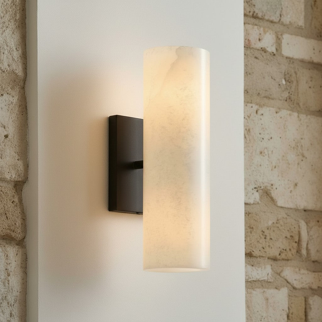 Applique murale cylindrique en albâtre naturel ou verre cannelé finition bronze nickel laiton design intemporel | Koossa